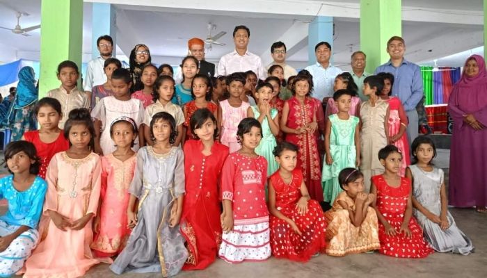 টাঙ্গাইলে সরকারি শিশু পরিবার বালিকার নিবাসীদের মাঝে ঈদ উপহার সামগ্রী বিতরণ করেন জেলা প্রশাসক জসীম উদ্দীন হায়দার। ছবি: টাঙ্গাইল প্রতিনিধি