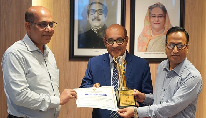 এপিএ বাস্তবায়নে শ্রেষ্ঠত্বের পুরস্কার পেল বিএইচবিএফসি