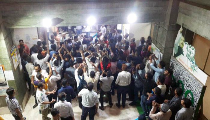 বিএসএমএমইউতে বিক্ষোভ, অবরুদ্ধ উপাচার্য