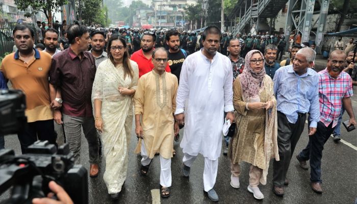 বিদ্যুৎ অফিসে গিয়ে চা-নাস্তা খেলেন নিপুণ