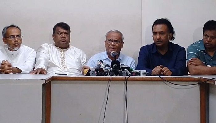 চারদিক থেকে সরকারের বিরুদ্ধে অন্ধকার ধেয়ে আসছে: রিজভী