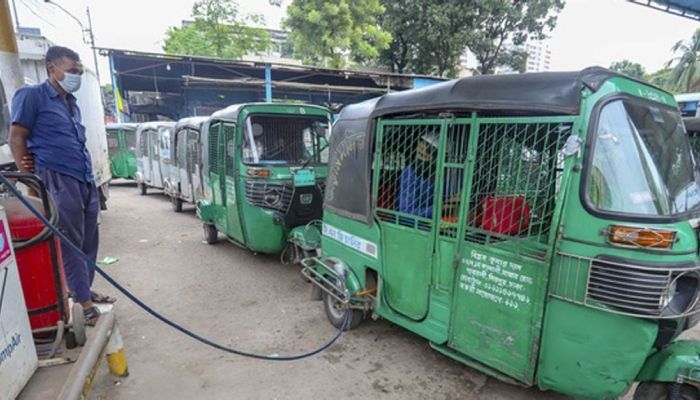 ১৩ দিন সিএনজি স্টেশন ২৪ ঘণ্টা খোলা