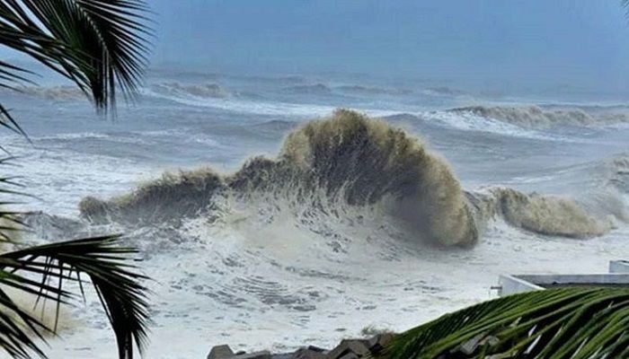 বিপর্যয়ের প্রভাবে উত্তাল আরব সাগর