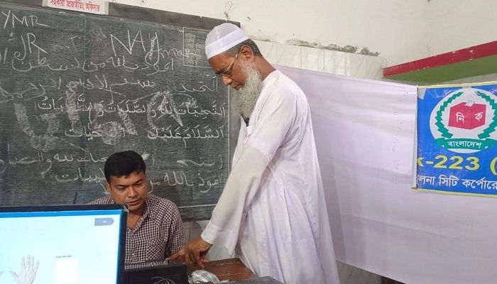 ‘হাতপাখায় টিপ দিলে নৌকা আসছে’
