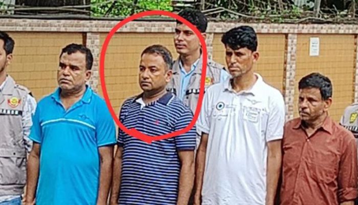 মিষ্টির প্যাকেটে ঘুষের টাকা: দুদক মহাপরিচালকের পিএ গ্রেপ্তার