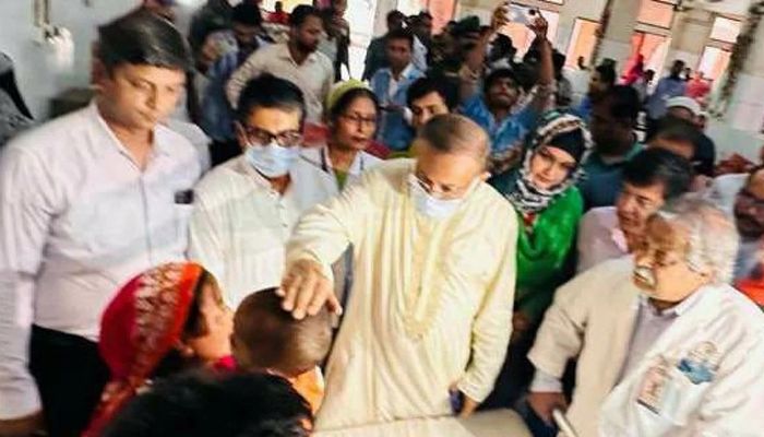 চিড়িয়াখানায় হাত হারানো শিশুকে লাখ টাকার সহায়তা আওয়ামী লীগের
