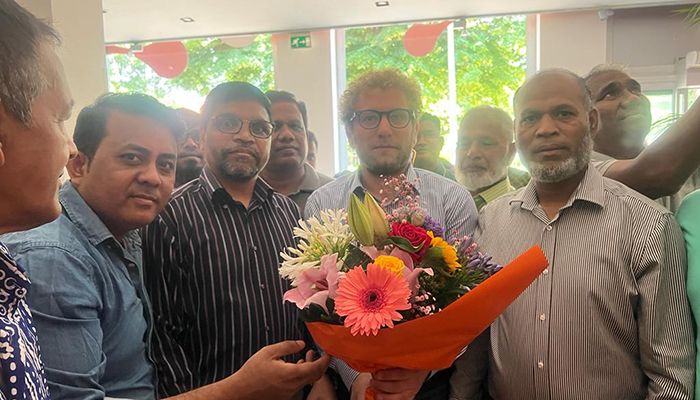 ইতালিতে ভেসেন্সা মেয়রকে বাংলাদেশিদের শুভেচ্ছা 
