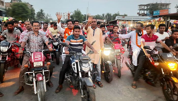 নৌকা প্রার্থীকে স্বাগত জানাতে ৫০০ মোটরসাইকেল নিয়ে শোডাউন