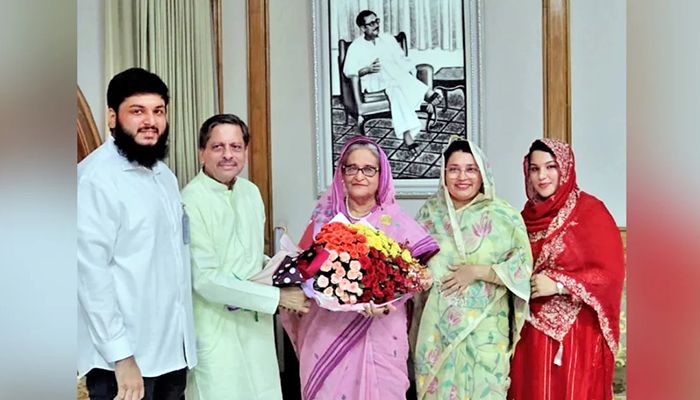 সপরিবারে প্রধানমন্ত্রীর সঙ্গে খোকন সেরনিয়াবাতের সাক্ষাৎ