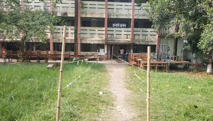 বেলা বাড়ছে ফাঁকা হচ্ছে কেন্দ্র