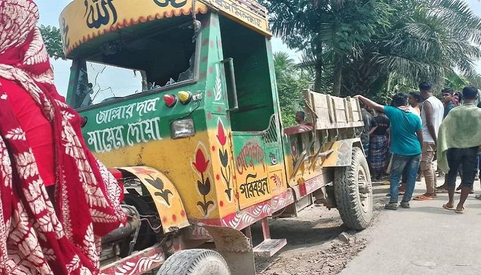 শিশুকে চাপা দেওয়া ট্রলি। ছবি: কুষ্টিয়া প্রতিনিধি