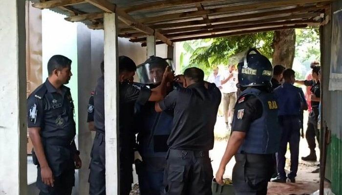 গুরুদাসপুরে বঙ্গবন্ধু টেকনিক্যাল কলেজে শক্তিশালী বোমা