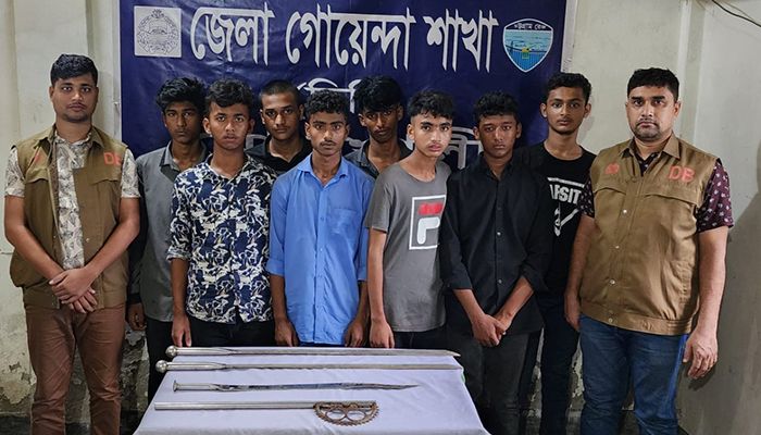 নোয়াখালীতে কিশোর গ্যাংয়ের ৮ সদস্য আটক