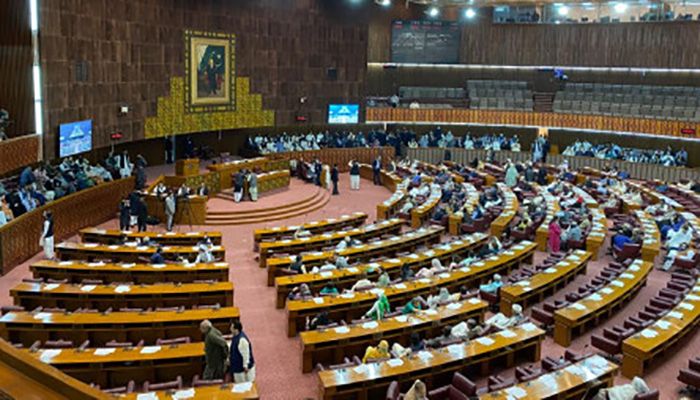 পাকিস্তানে ৫ হাজার কোটি ডলারের বাজেট ঘোষণা আজ