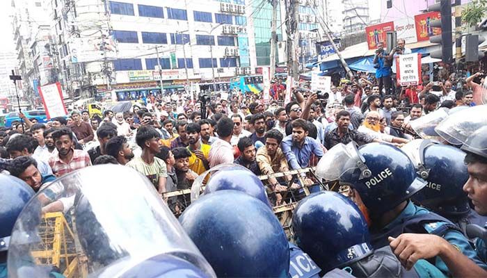 সচিবালয় অভিমুখে গণতন্ত্র মঞ্চের বিক্ষোভে পুলিশের বাধা (ভিডিও)