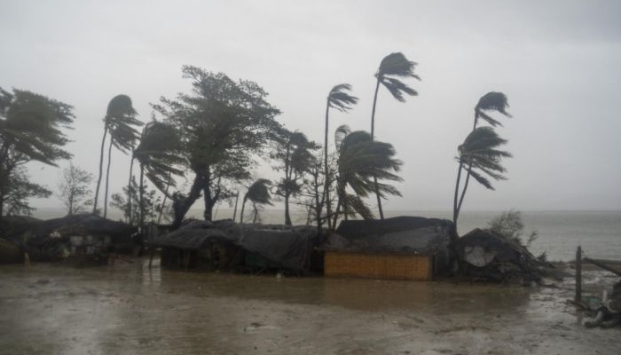 ৬০ কিমি বেগে ঝড়সহ ভারি বর্ষণের পূর্বাভাস