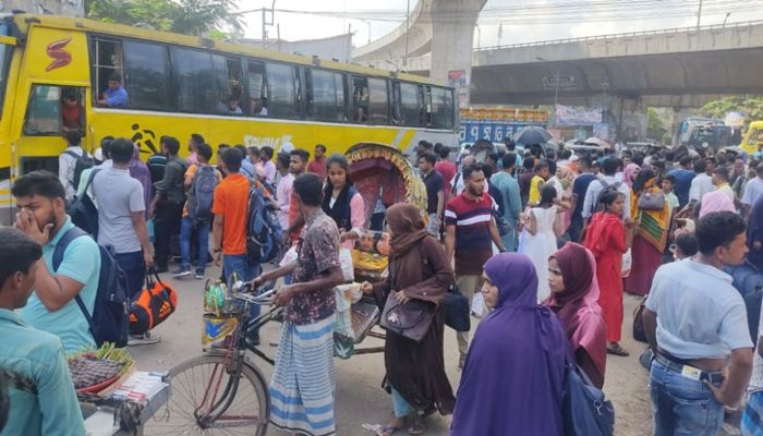 সায়েদাবাদে যাত্রীর ভিড়, অতিরিক্ত ভাড়া আদায়ের অভিযোগ