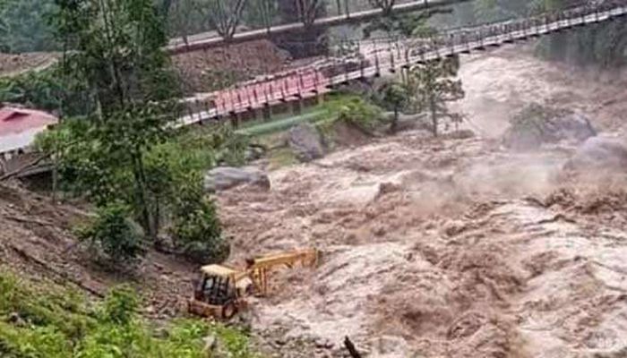 পাহাড়ি ধস ও বন্যায় বিধ্বস্ত সিকিম, দুই হাজার পর্যটক উদ্ধার