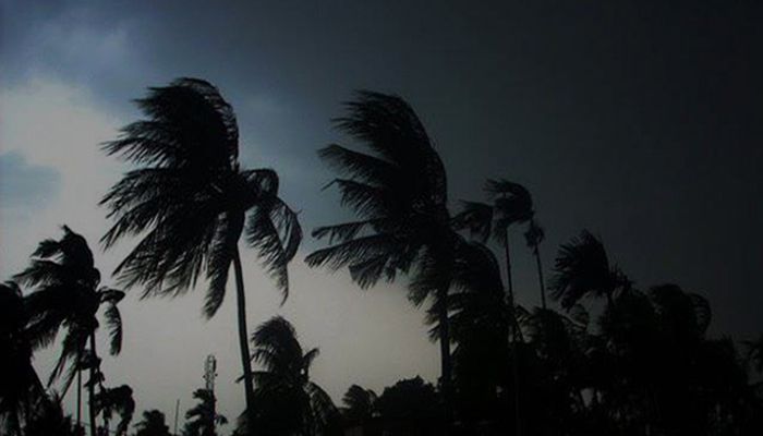 রাতে ৬০ কিমি বেগে ঝড় হতে পারে যেসব জেলায়