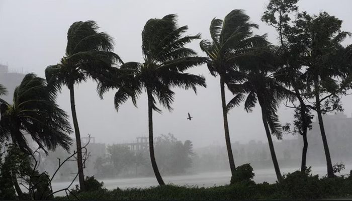 আজ যেসব জেলায় ৬০ কি.মি. বেগে ঝড়ের সম্ভাবনা 