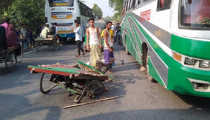 টাঙ্গাইলে অটোভ্যানে বাসের ধাক্কা, স্বামী-স্ত্রীসহ নিহত ৪