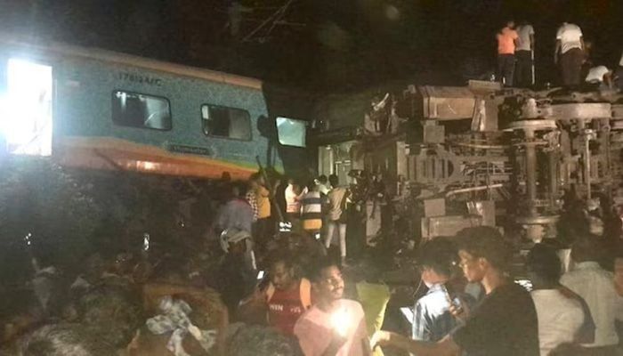 ভারতে ভয়াবহ ট্রেন দুর্ঘটনায় নিহত বেড়ে ২৩৩, আহত ৯০০