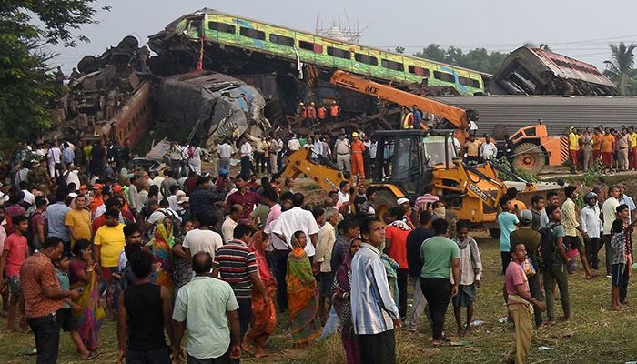 ভারতে ট্রেন দুর্ঘটনার ভয়াবহ ছবি
