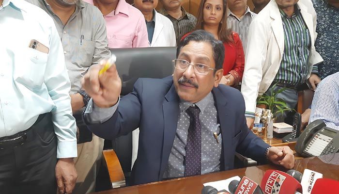 আন্দোলনরত চিকিৎসকদের কোর্স আউটের হুঁশিয়ারি বিএসএমএমইউ উপাচার্যের
