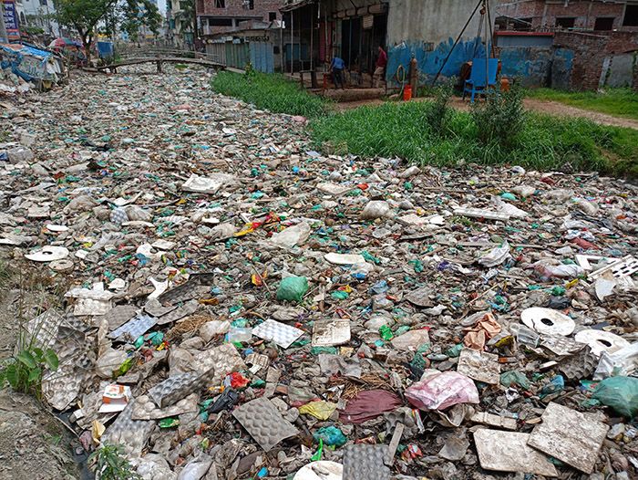 আবর্জনার ভাগাড় জিয়া সরণি খাল