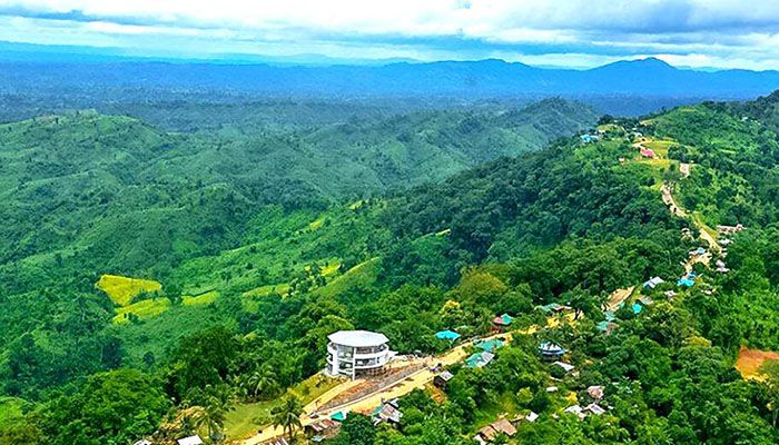 বান্দরবানের পাহাড়ি এলাকায় গড়ে ওঠা পর্যটনকেন্দ্র। ফাইল ছবি