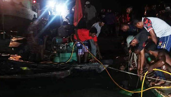 বুড়িগঙ্গায় যাত্রীসহ ডুবে গেল ওয়াটার বাস, হতাহতের আশঙ্কা
