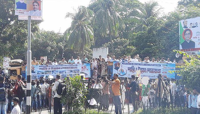 আওয়ামী লীগের শান্তি ও উন্নয়ন সমাবেশ চলছে 