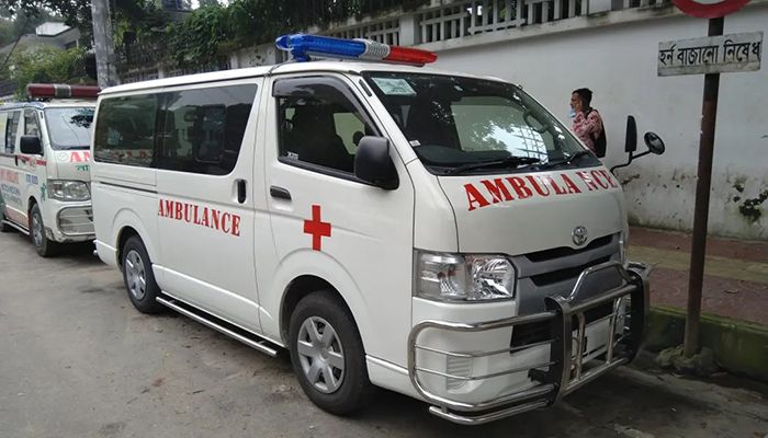 ৬ দাবিতে সারাদেশে অ্যাম্বুলেন্স চলাচল বন্ধের ঘোষণা
