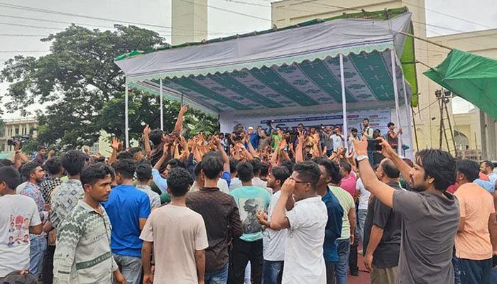 মিছিল নিয়ে শান্তি সমাবেশে আসছেন আ. লীগের নেতাকর্মীরা