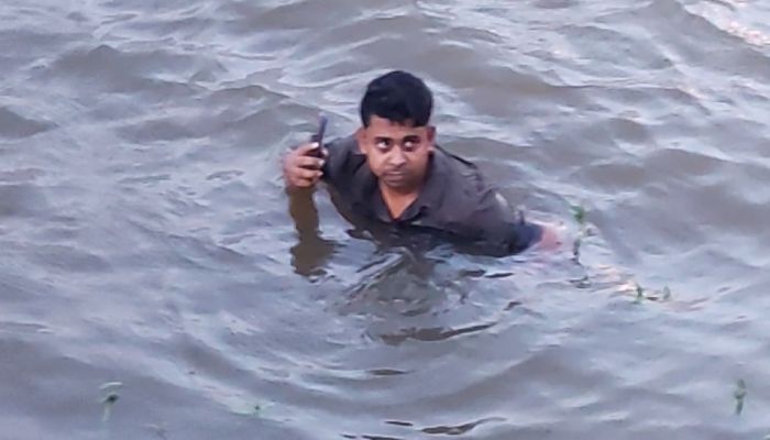 ছাত্রদল নেতাকে বেধড়ক পিটিয়ে পানিতে নামালো পদবঞ্চিতরা
