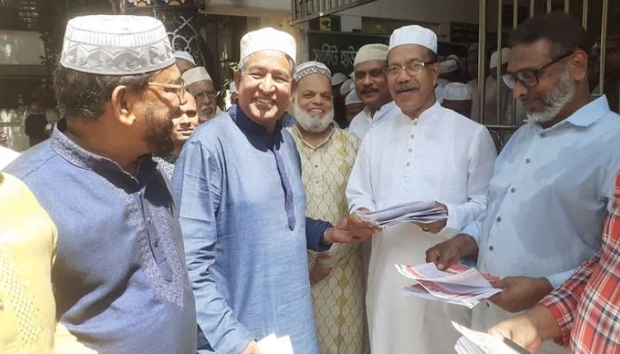 জুমার নামাজের পর কৃষিমন্ত্রী আব্দুর রাজ্জাকের হাতে লিফলেট তুলে দেন বিএনপি নেতা মিলন। ছবি : সংগৃহীত