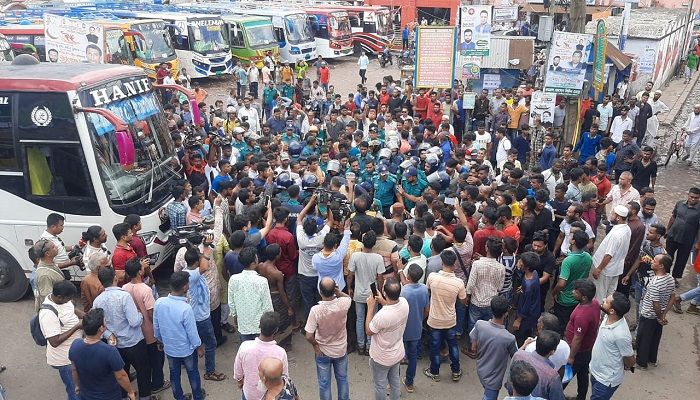 বরিশালে দফায় দফায় সংঘর্ষ, সড়ক অবরোধ