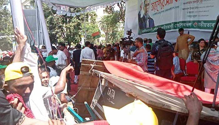 ভেঙে পড়লো তারুণ্যের সমাবেশের মঞ্চ