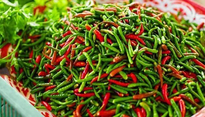 এক রাতেই বেড়ে গেল কাঁচা মরিচের ঝাঁজ