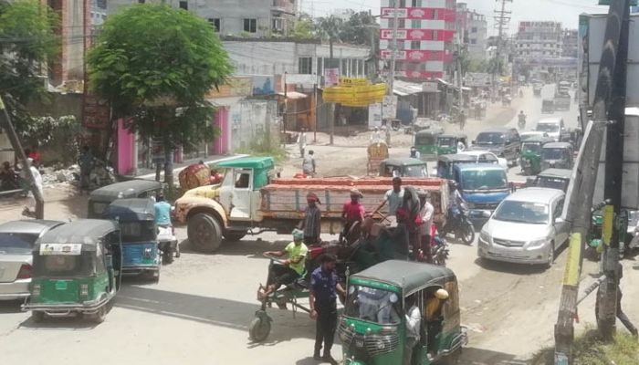  বসিলার ওয়াশপুর এলাকায় সড়কের মাঝে আড়াআড়ি ট্রাক। ছবি: সংগৃহীত