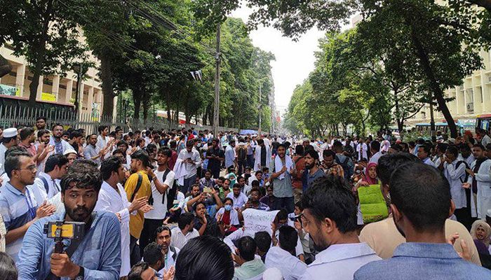 শাহবাগের রাস্তা অবরোধ করে চিকিৎসকদের আন্দোলন