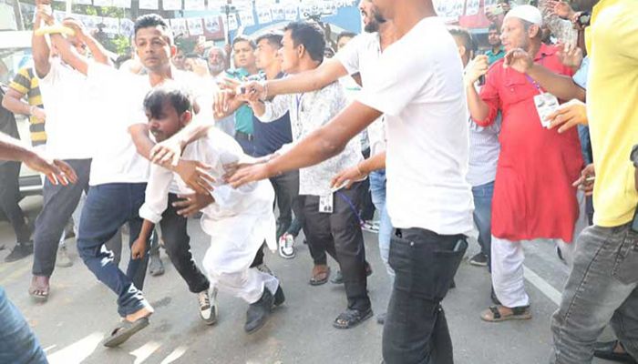 ভোটকেন্দ্রে হিরো আলমকে পেটাল দুর্বৃত্তরা