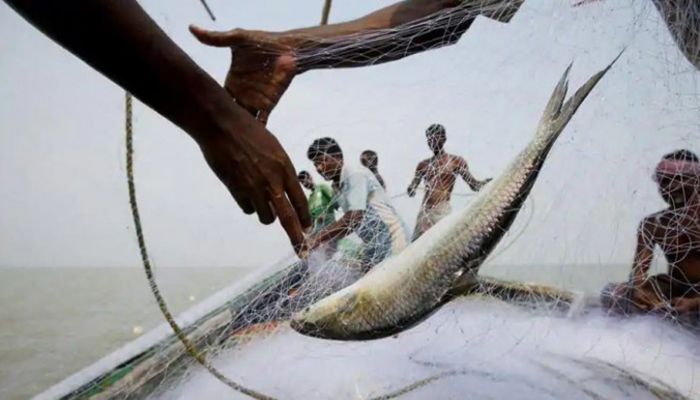 টোকেন প্রথায় ভেস্তে যাচ্ছে নিষেধাজ্ঞা