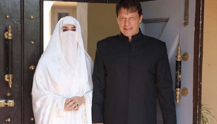 পাকিস্তানের সাবেক প্রধানমন্ত্রী ইমরান খান ও তার তৃতীয় স্ত্রী বুশরা বিবি। ছবি: সংগৃহীত