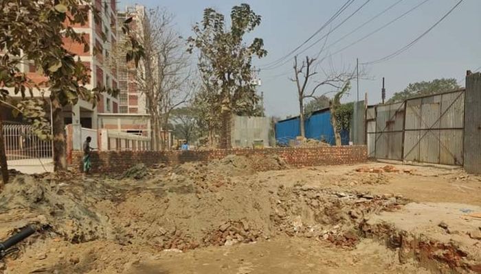জাবিতে অবৈধ দেয়াল নির্মাণ, ভোগান্তিতে শিক্ষার্থীরা
