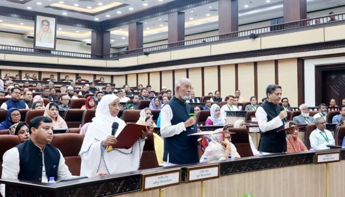 শপথ নিলেন মা, পাশে ছেলে জাহাঙ্গীর