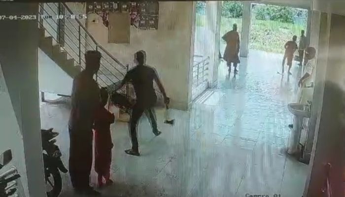 ইউএনওর গাড়িচালককে কুড়াল হাতে যুবলীগ নেতার ধাওয়া