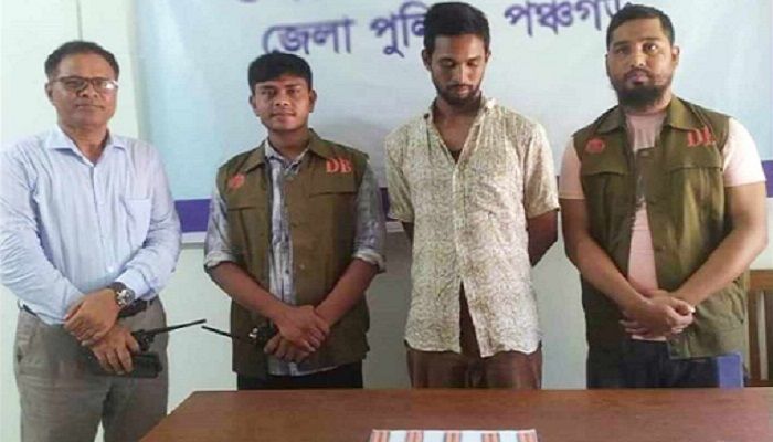 মাদকসহ গ্রেপ্তারকৃত ব্যক্তি। ছবি: পঞ্চগড় প্রতিনিধি