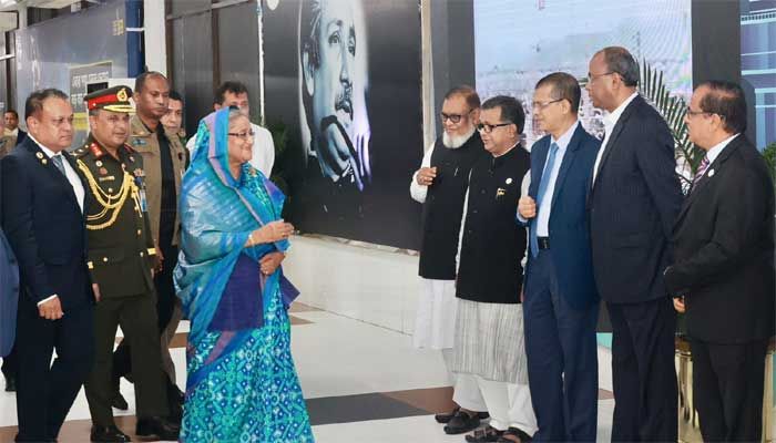 দেশে ফিরেছেন প্রধানমন্ত্রী