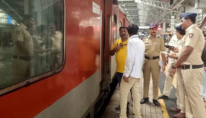 ভারতে ট্রেনে নিরাপত্তাকর্মীর গুলিতে নিহত ৪
